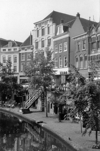604276 Gezicht op de Oudegracht te Utrecht, vanaf de Jansbrug, met de panden Oudegracht 115 (geheel rechts) -125.